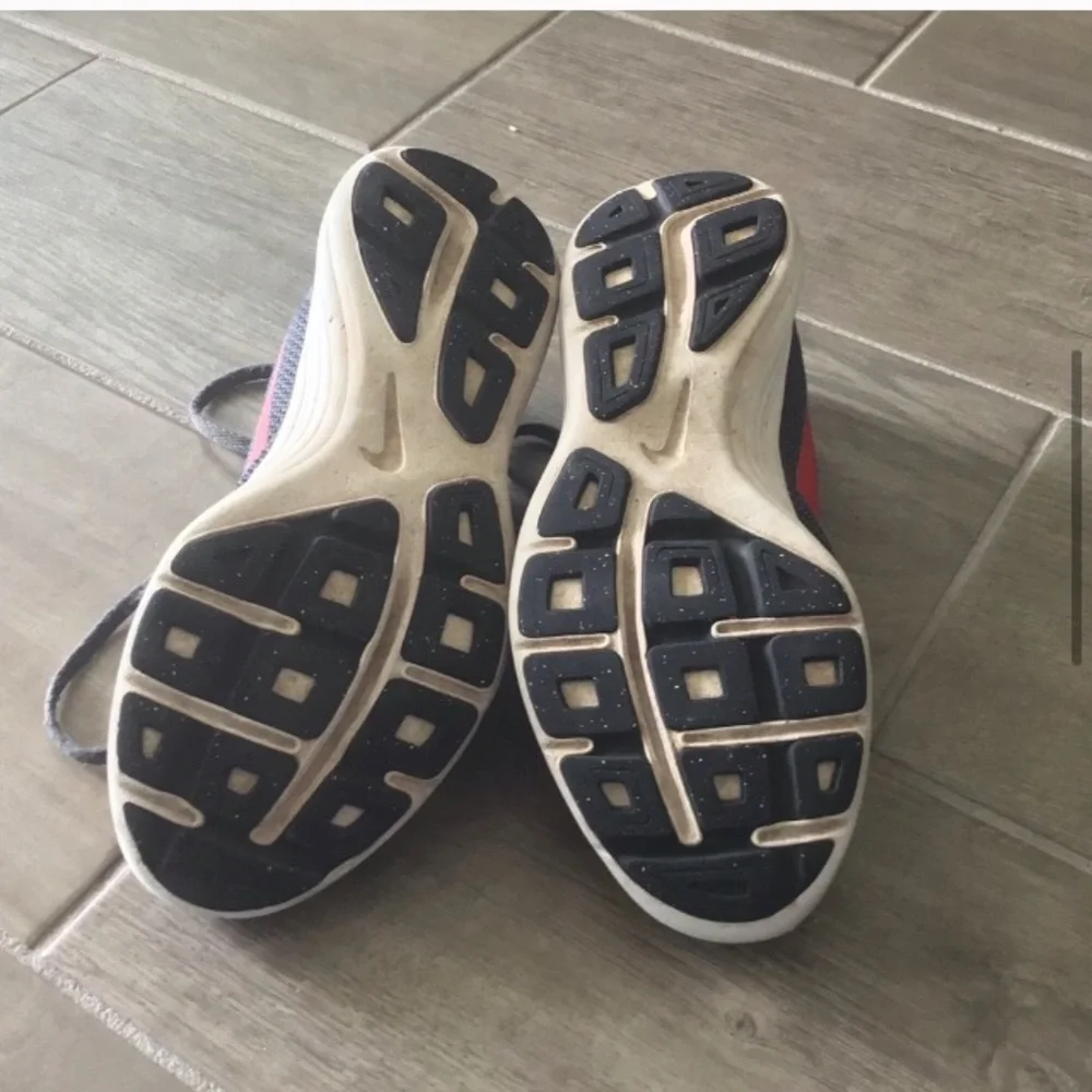 Nike boy’s gray and red color running sneakers shoes size 6Y